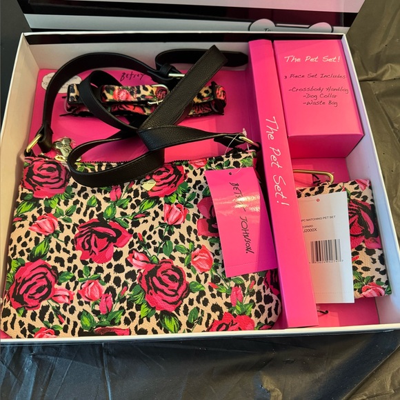 Betsy Johnson Pink Rose Leopard Pet Set - Picture 1 of 5